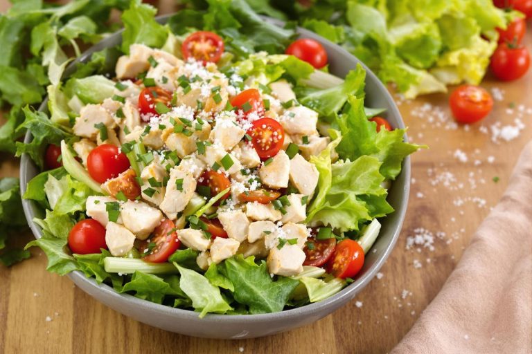 Ce célèbre chef américain valide cet ingrédient, il rend votre salade de poulet tout de suite extraordinaire.jpg